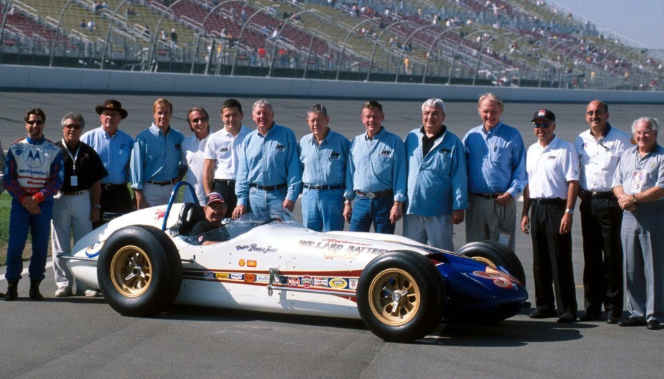 Dette bildet fra 2001 består av et solid stykke Indy-historie, og den er ikke helt unorsk. Fra venstre Michael Andretti, Mario Andretti, Wally Dallenbach, Danny Sullivan, Emerson Fittipaldi, Gil de Ferran, Tom Sneva, Jim McElreath, Bobby Unser, Joe Leonard, Dan Gurney, Rick Mears, Bobby Rahal, Roger Ward, Jimmy Vasser. I bilen sitter Parnelli Jones.