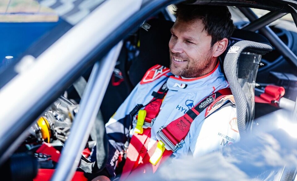 Andreas Mikkelsen, her fra en privat test med en Porsche 911 som skal homologeres senere. Dette er bare en av mange måter han holder seg varm i kjøredressen på inntil han har noe program spikret. Samtidig løfter nordmannen blikket framover, for han mener fortsatt han har noe å bidra med i sportens øverste klasse.