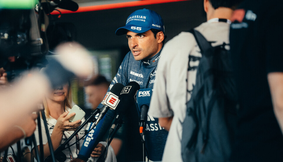 Carlos Sainz lot seg fyre opp i forkant av løpsehlgen i Monaco.