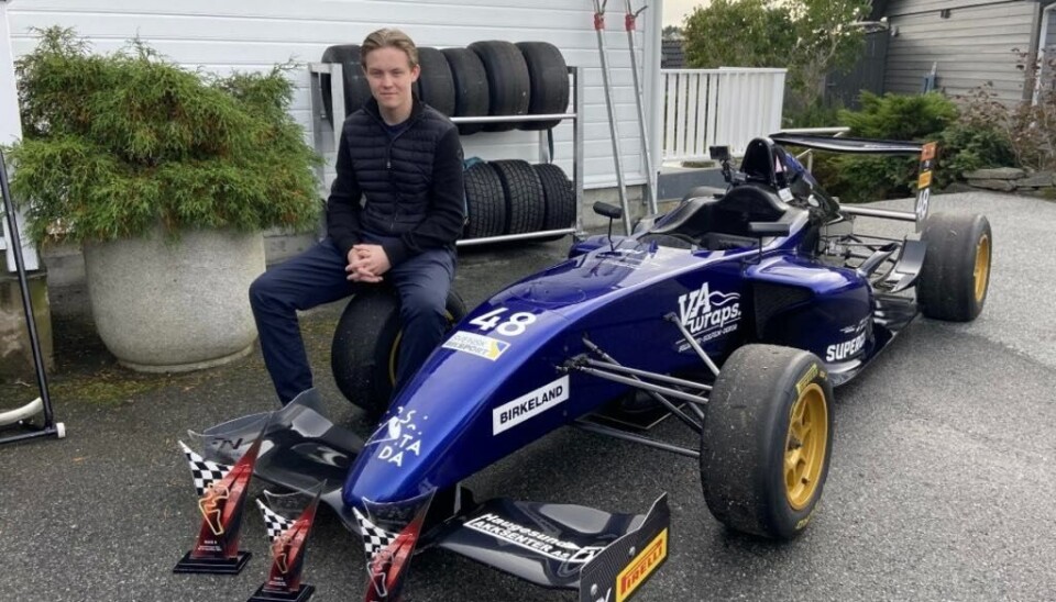 Peder Saltvedt kommer fra nordisk formelbil i fjor, med en bronsemedalje i Formula Nordic. Men racing med «ordentlig» bil, det har han knapt rørt. Og nå får han ilddåpen på verdens mektigste motoranlegg.