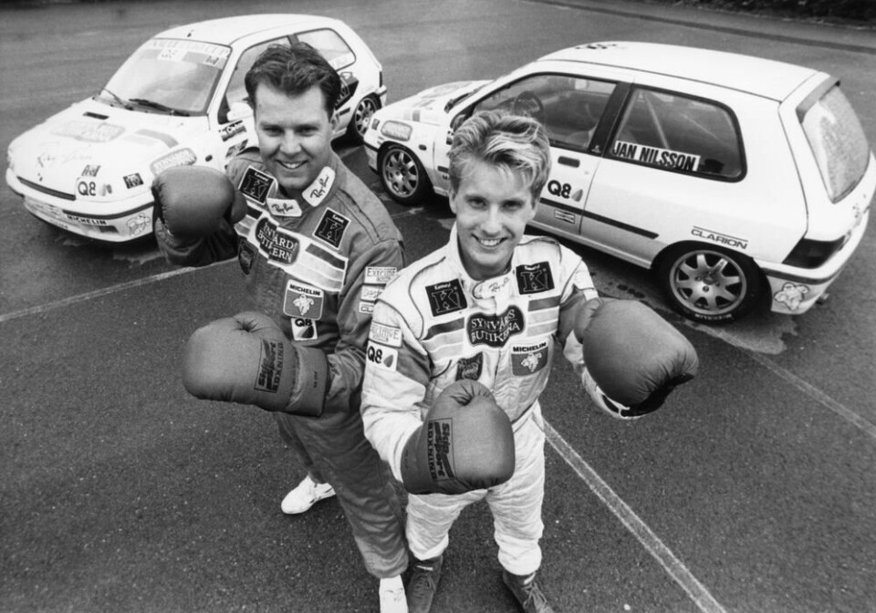 Kenny Bräck og Jan NIlsson i het Renault Clio-cup-duell. For er det noe Bräck har gjort seg kjent for, i alle fall internt i bilsporten, det er hvor stort steg han gikk tilbake for å få fart på karrieren sin igjen.