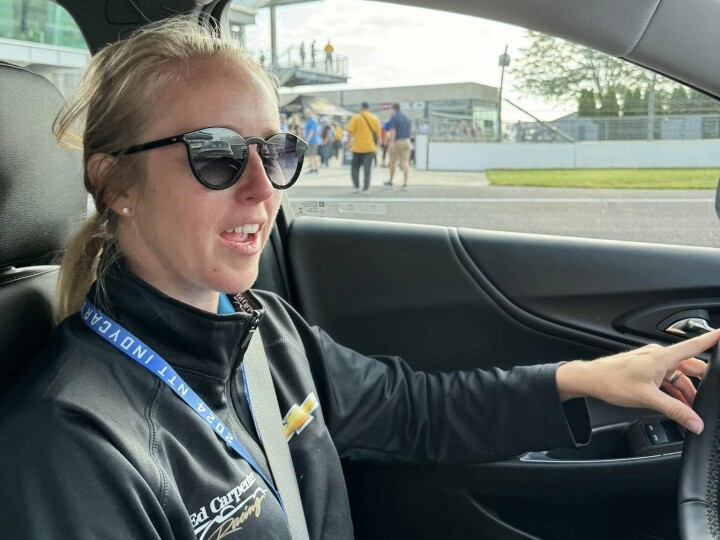Ayla Ågren nyter motorlivet i USA. Hun får også spontane oppdrag om å gjøre såkalte «hot laps» ute på banene med ulike samarbeidspartnere. For eksempel har hun dreiet flere runder ute på Indianapolis Motor Speedway denne uka i Chevrolet Corvette.