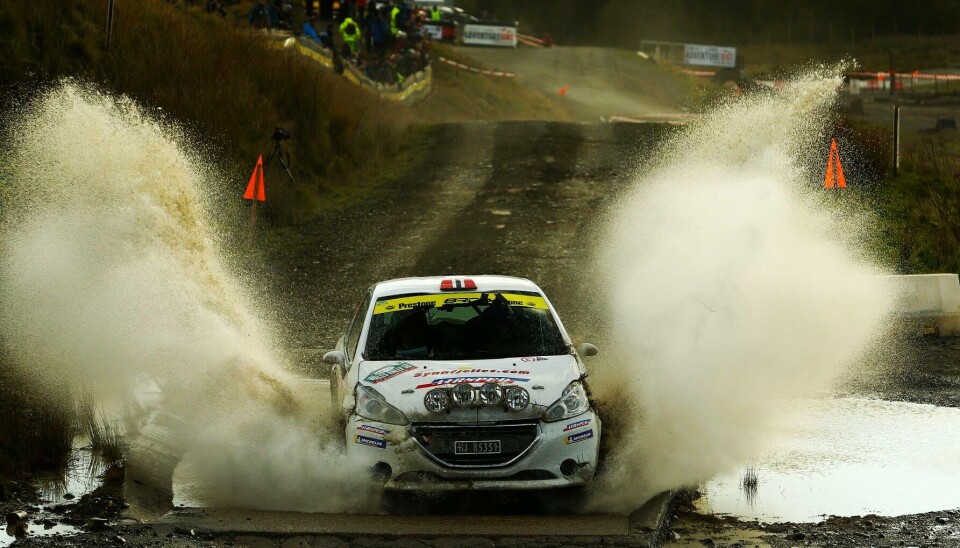 Her suser Steve Røkland og Dai Roberts inn mot klasseseier og fullført VM-runde under Rally Wales i 2018, som også ga full pott i finaleløpet i det britiske mesterskapet.