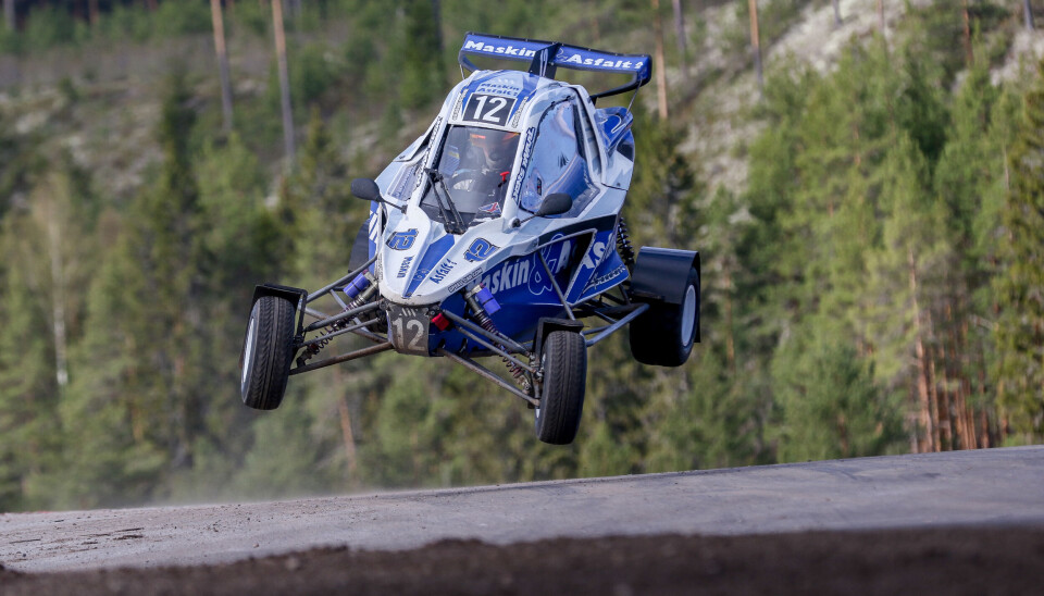 Jens Hvaal, her i spektakulære scener fra sesongstarten på Finnskogbanen. Nå står raceren fra Larvik med to av to mulige seire i årets Crosskart-NM.