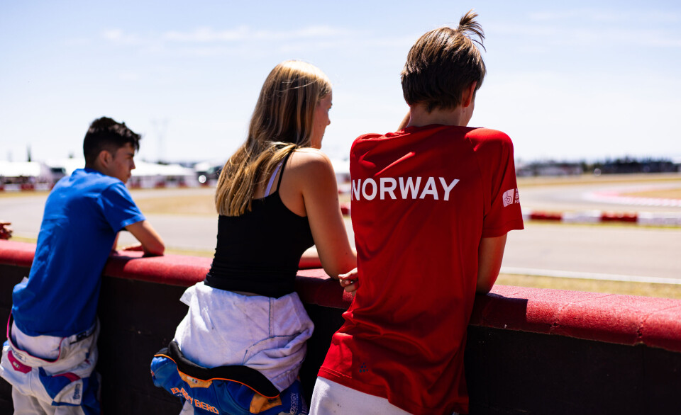 Marie og Marius Barry-Berg følger med på det som skjer når de selv ikke kjører.