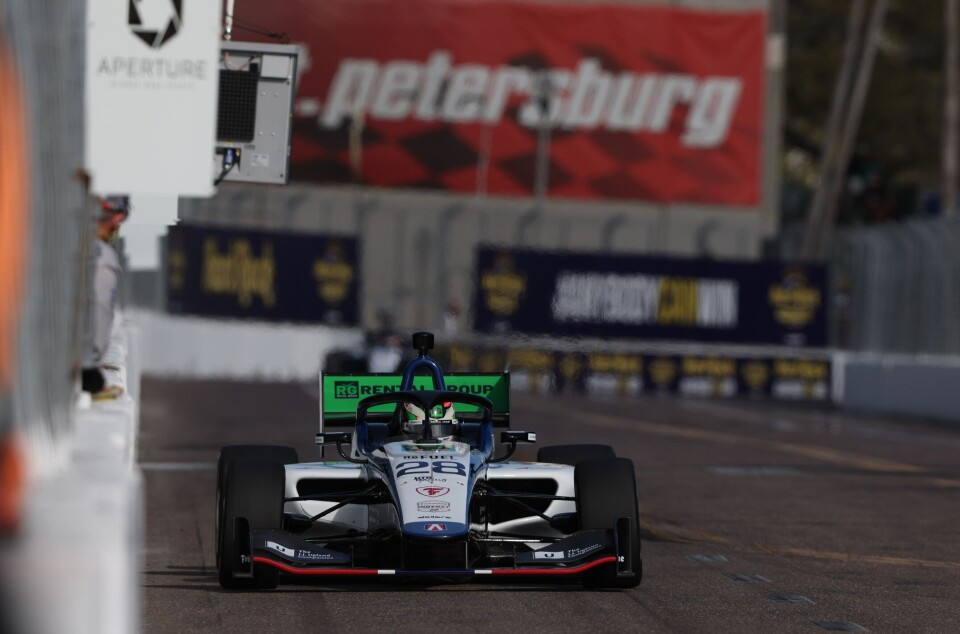 Dennis Hauger trives tett inntil veggen.