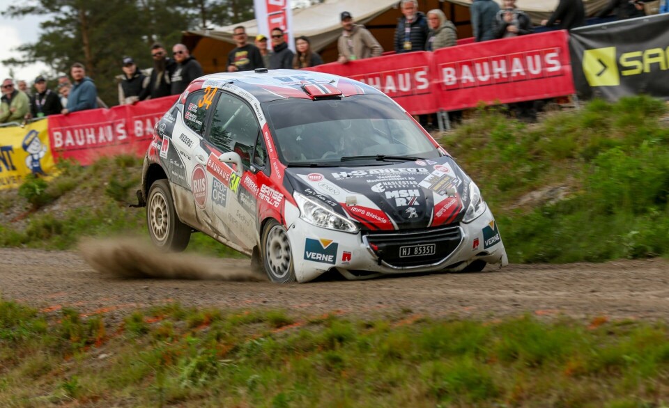 Marius Solberg Hansen og Erik Storø startet best av de norske førerne med tohjulstrekk, selv med den soleklart eldste bilen i klassen.