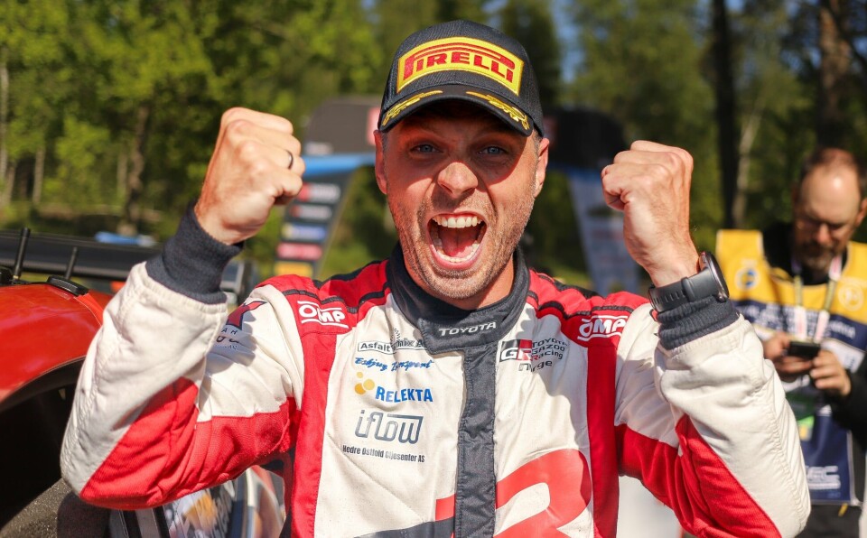 Eyvind Brynildsen feirer seieren i Royal Rally of Scandinavia 2025.