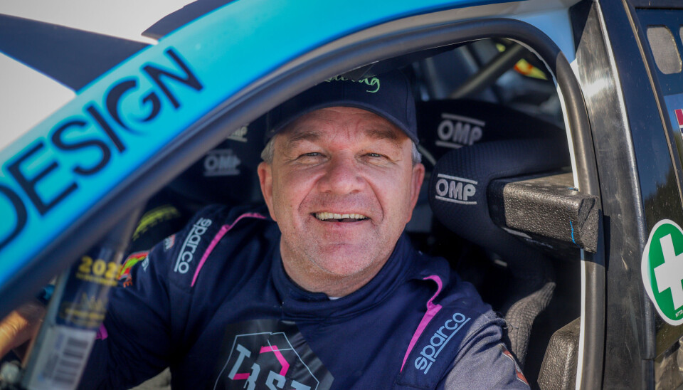 Henning Solberg som vanlig i klassisk godt humør etter målgangen av den svenske EM-runden i rally. Nå håper han på mer.