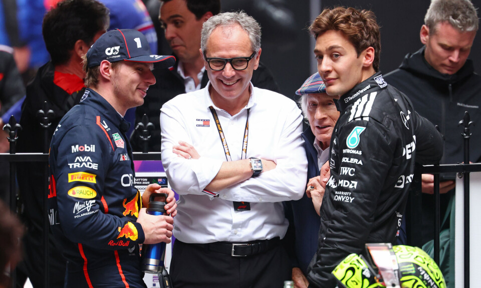 Stemningen er ikke alltid så god mellom Max Verstappen og George Russell. Her med Stefano Domenicali og Jackie Stewart.