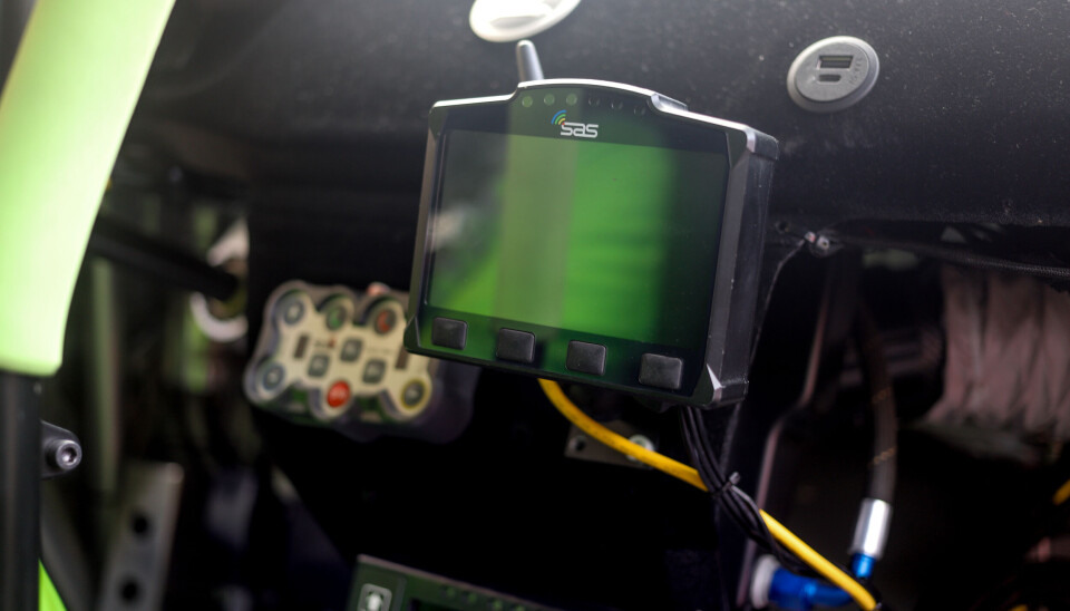 Slik ser selve RallySafe-boksen ut, som er en skjerm som gjør jobben på egenhånd etter at den er koblet opp på bilens strømnett og et par ulike antennemottakere. Det eneste ekvipasjen primært må foreta seg er å varsle ved en ulykke med ulike forhåndsprogrammerte innstillinger av de ulike scenarioene hva gjelder skadegrad og blokkering