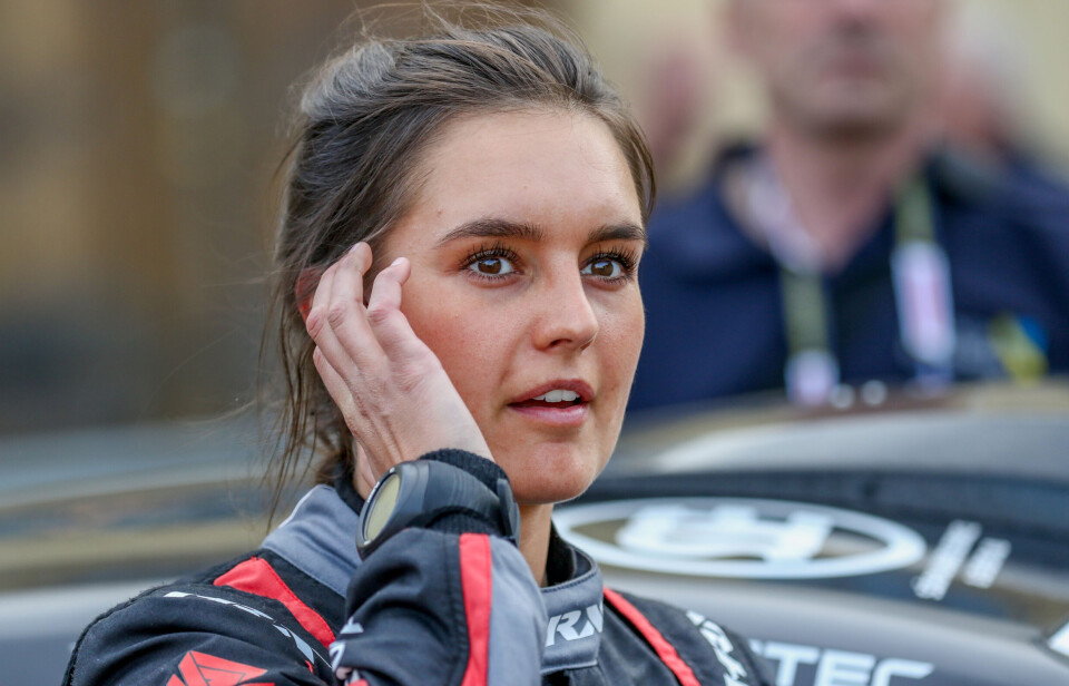 Bilsporten henger svært høyt for Sunniva Rudi, som er i ferd med å sikre sin aller største prestasjon som kartleser i rally. 25-åringen fra Numedal fikk også denne helgen kjenne på høyt, internasjonalt tempo.