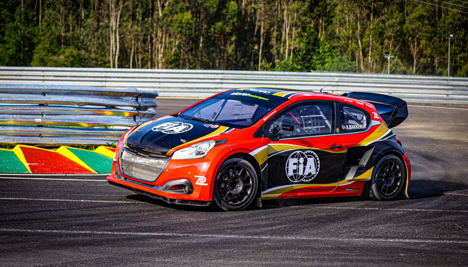 Her dreier Andreas Bakkerud runder på Lousada-banen i en Peugeot 208 WRX som FIA bruker som nøytral referansebil for å jevne ut teknologiforskjellene. Én uke senere er hverdagen annerledes, fra prominente VM-fasiliteter til ny og beintøff NM-kamp på Konsmo.