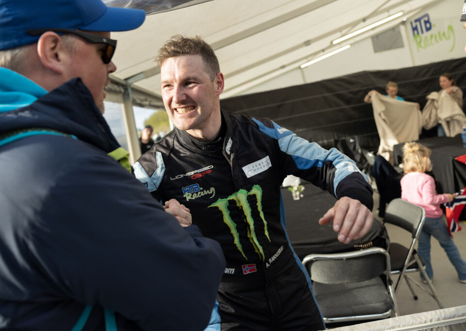 Andreas Bakkerud kunne juble for seier på aller første forsøk i årets NM. Selv om det var en annen bil han kjørte, så stiller han i alle fall ikke direkte dårlig forberedt ved å kjøre rundetider på nivå med verdens beste rallycrossførere.