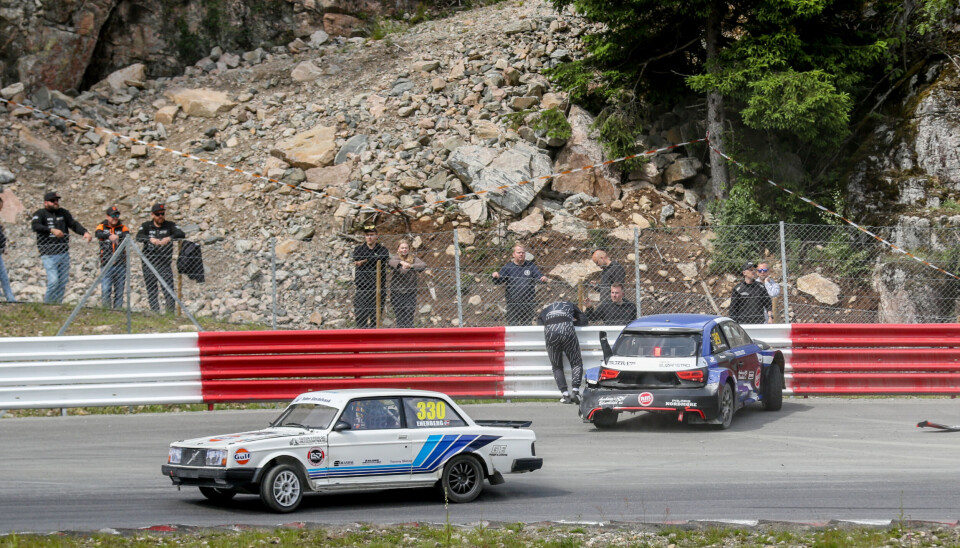 Her står Andreas Aarhaug henslengt over autovernet samtidig som heatet fortsatte å pågå, med kraftige pusteproblemer etter et sammenstøt som hadde skjedd mer enn en runde tidligere.