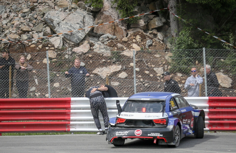 Speaker Thomas Holmen var den første personen som fikk ordentlig kontakt med Andreas Aarhaug. I dette øyeblikket var heatet akkurat avsluttet, over to minutter etter at krasjen hadde skjedd.