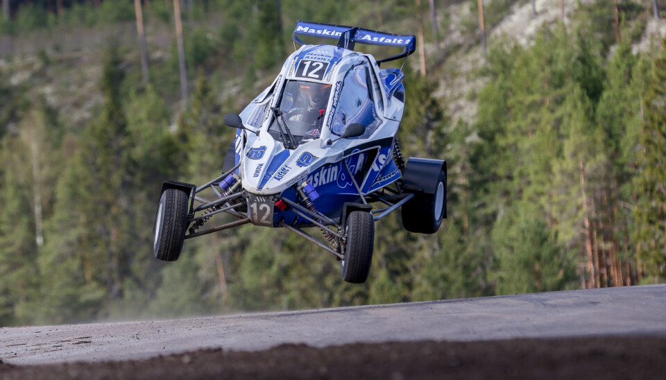 Sesongstarten i Crosskart-NM har gått over all forventning for Jens Hvaal. Her flyr han inn til seier under sesongstarten på Finnskogbanen.