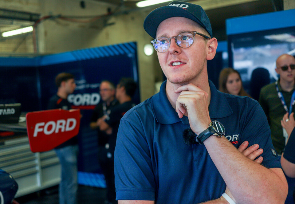 Dennis Olsen i garasjen i forkant av torsdagens kjøring.