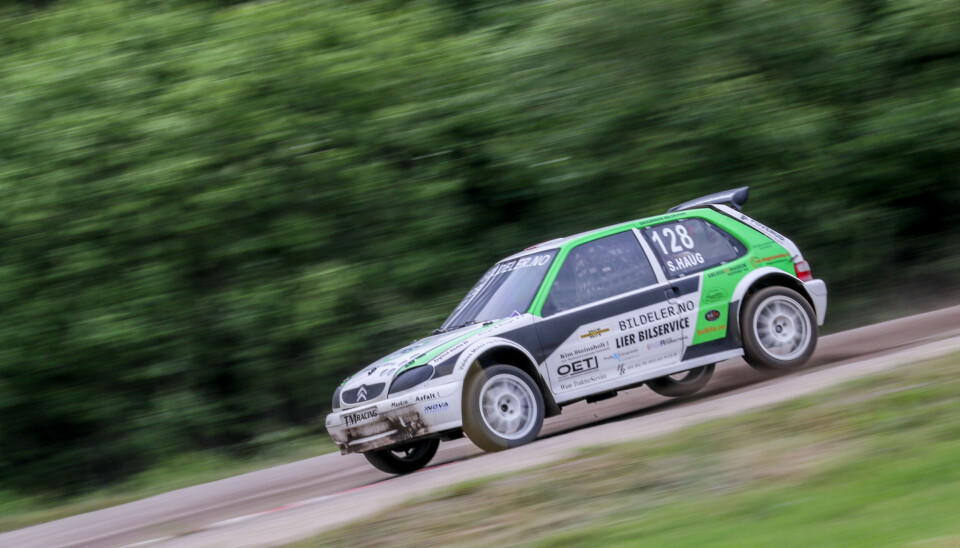 Dette bildet viser Sindre Haugs Citroën Saxo på Finnskogbanen for ett år siden, der vingen sitter på samme plass og er blitt godkjent i alle ledd siden, og også i flere år tidligere ifølge Haug selv.