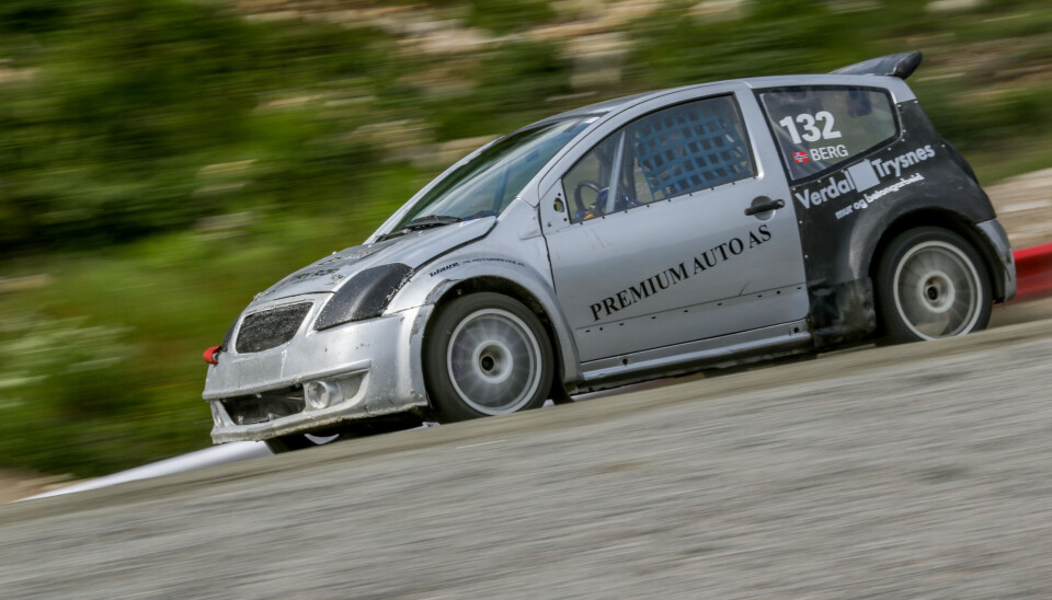 Denne vinkelen på bakvingen til Carl Erik Bergs Citroën C2 gikk ikke hjem hos juryen etter teknisk etterkontroll, men er heller ikke blitt avdekket og merket i tidligere kontroller i forkant. På grunn av prosedyremangler ved utført kontroll er likevel diskvalifikasjone nå trukket, og Berg får beholde andreplassen.