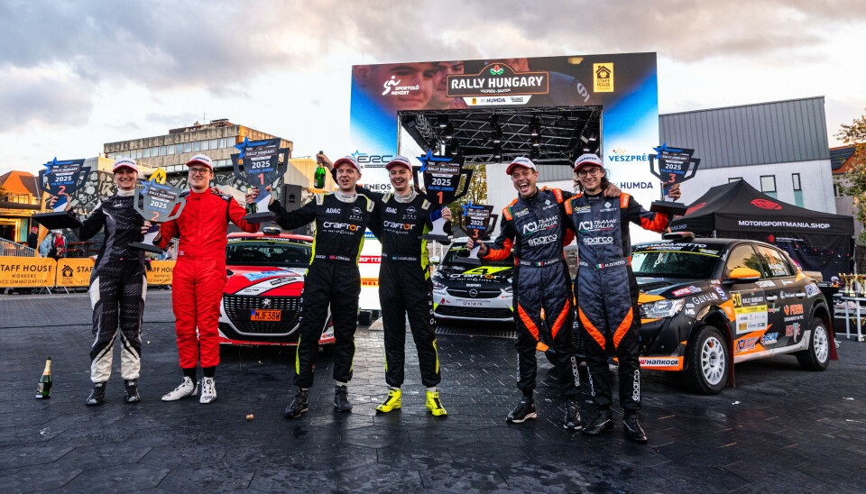 Dette bildet er fra målseremonien i Rally Ungarn i begynelsen av mai, der Jørgen Eriksen og Calle Carlberg (midten) tok en overbevisende klasseseier i Junior-EM. På tredjeplass imponerte den unge italieneren Matteo Doretto (lengst til høyre). En drøy måned senere omkom han under testing, bare 21 år gammel.