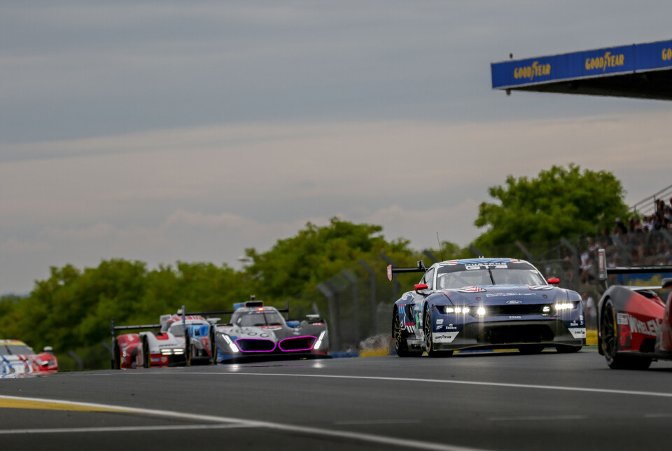 Dennis Olsen under første stint av 24-timersløpet på Le Mans 2025. Han klatret flere plasser og skapte et godt grunnlag for et godt løp. Her i ferd med å bli tatt igjen med én runde for første gang av Hypercar-feltet.