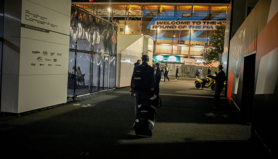 Dennis Olsen forlater Le Mans allerede rundt midnattstider for å rekke flyet hjem til familien. Når løpet er ferdigkjørt så sitter han hjemme i sin egen sofa i Norge framfor å sitte i egen bil.