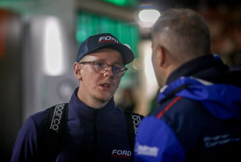 Dennis Olsen i samtale med teamkamerat Stefano Gattuso på vei ut av portene fra Le Mans' baneanlegg.