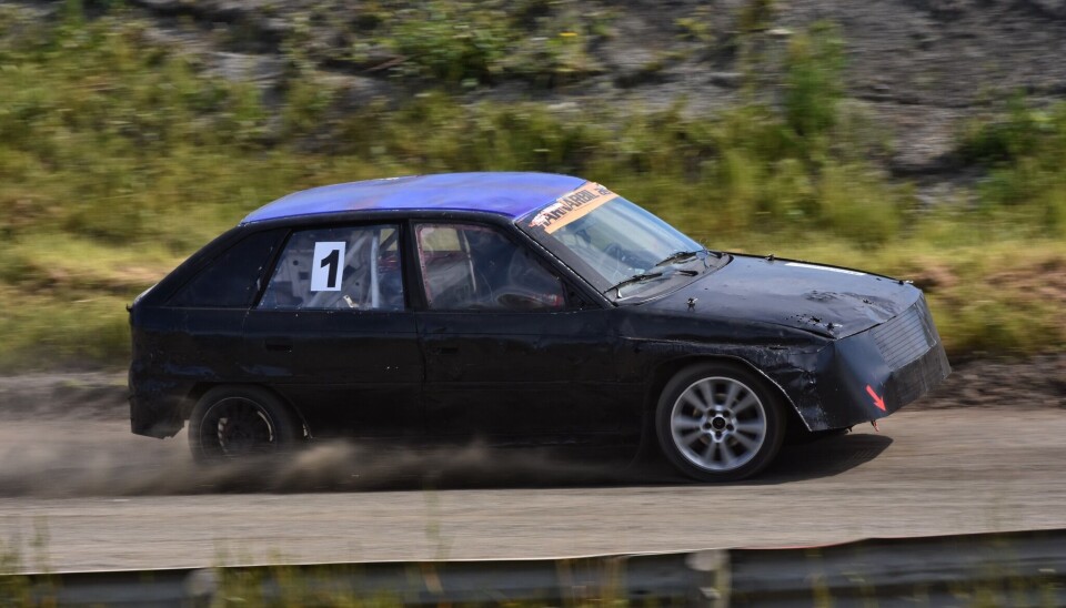 Andrine Rafoss i solid og fint driv med sin Opel Astra under landsfinalen på Krabyskogen.