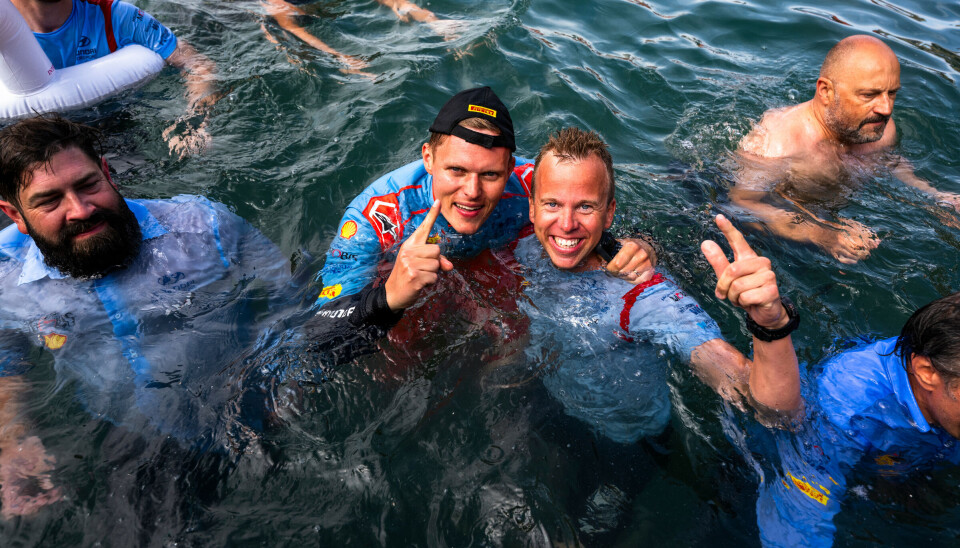 Selv om Torstein Eriksen ikke har noe kartleserprogram for Andreas Mikkelsen i Rally-VM i år, så er én av hans mange baller i lufta fortsatt pyntet med en Hyundai-logo. Her fra da han feiret seieren på Rally Sardinia i fjor sammen med Ott Tänak.