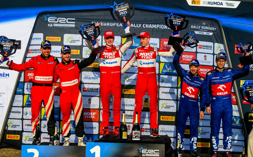 Torstein Eriksen og Mads Østberg feirer andreplassen i Ungarn.