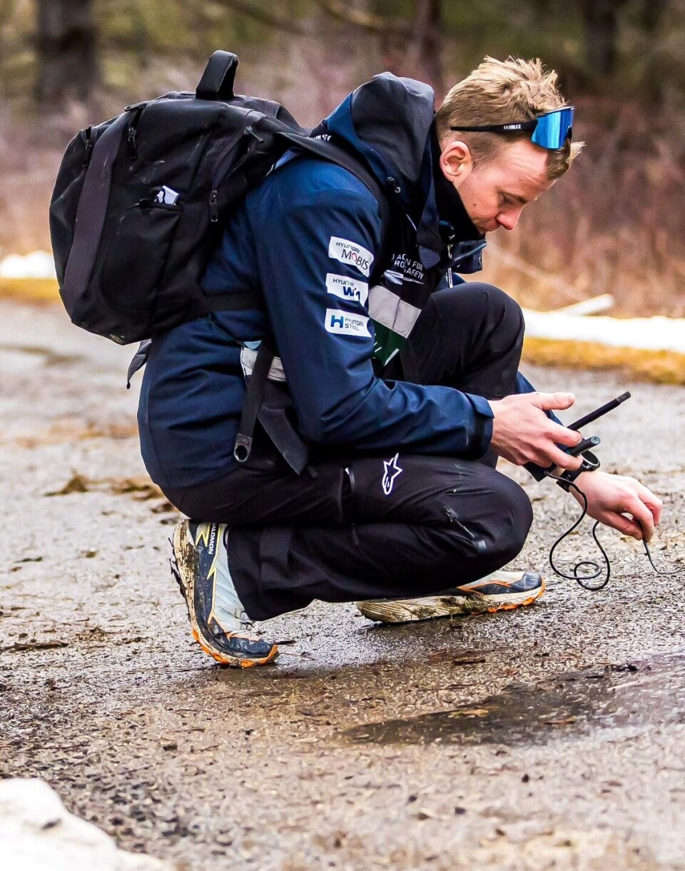 Om han er kvalifisert til en heltidsstilling hos meteorologisk institutt kan sikkert diskuteres, men Torstein Eriksen gjør utvilsomt en solid jobb ute på etappene også utenfor rallybilen for Hyundais fabrikkteam i Rally-VM.