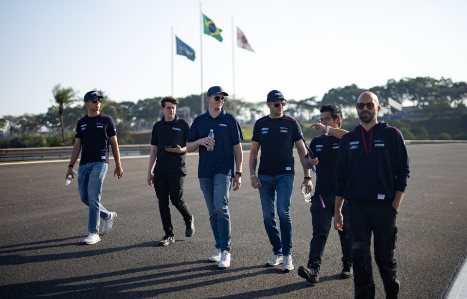 Dennis Olsen på plass på Interlagos sammen med teamkameratene.