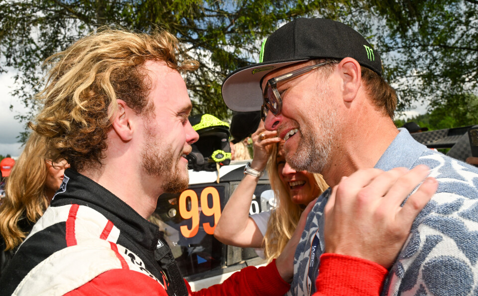 Oliver og Petter Solberg feirer seieren i Rally Estland.