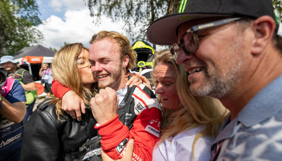 Oliver Solberg feirer VM-seieren med forloveden Chloe Chambers, mamma Pernilla og pappa Petter Solberg.