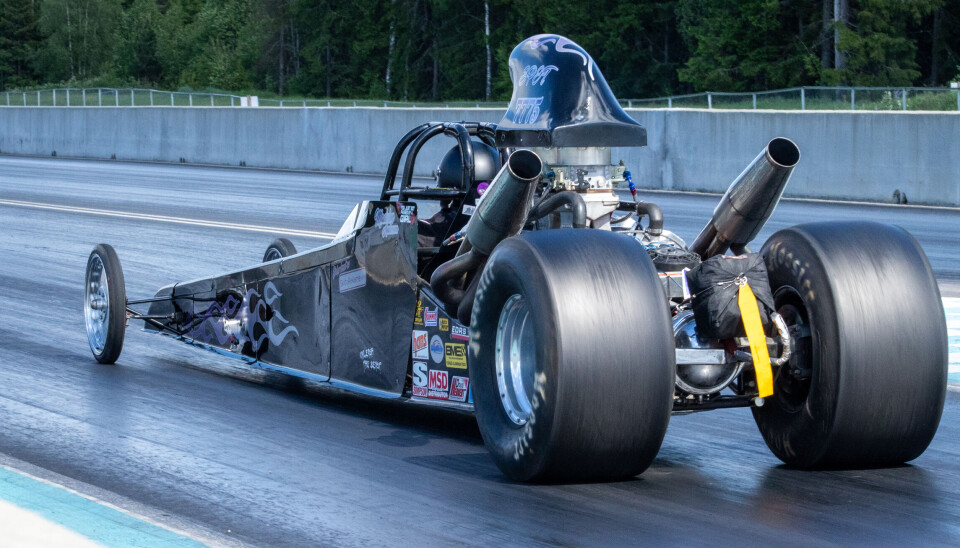 Dragracing byr på en rekke ulike biler og motorsykler på startstreken.