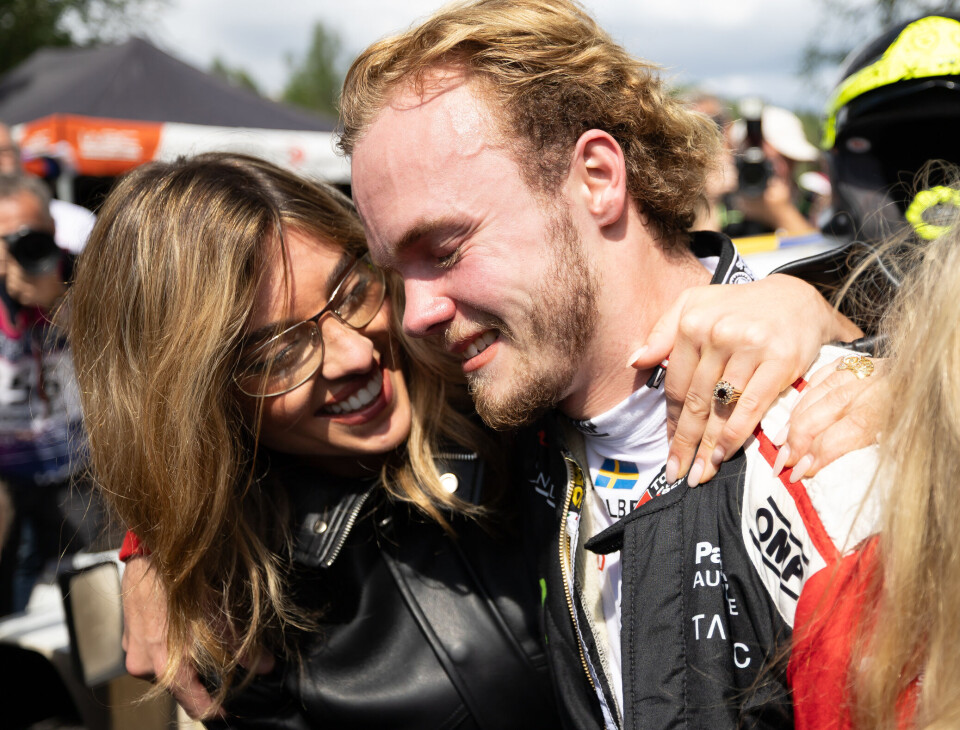 Oliver Solberg har alltid vært en familiekjær fyr, og rallysporten har kretset rundt ham og hans aller nærmeste i all tid. At han nå også opplever tilsvarende nærhet og støtte med sin nyforlovde Chloe Chambers gjør at han har det bedre utenfor rallybilen enn noen sinne.
