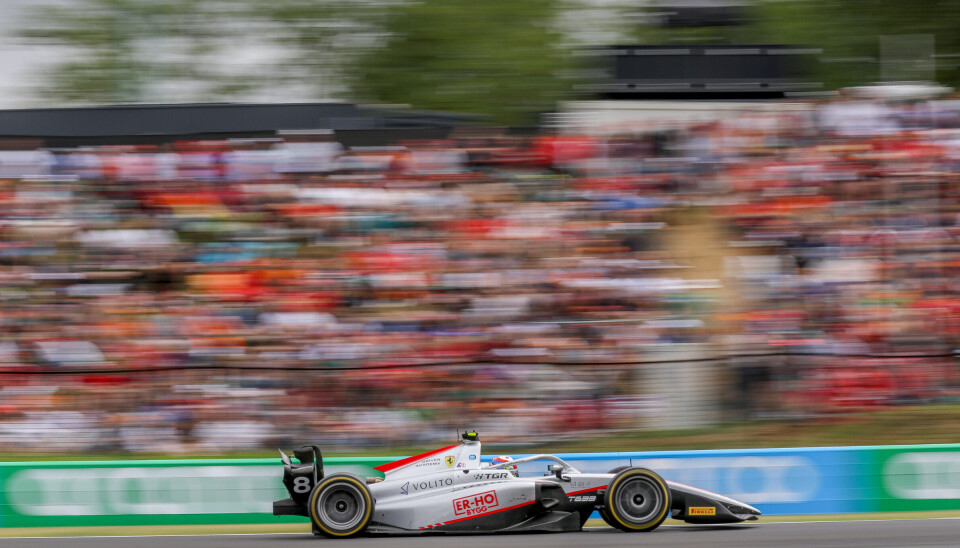 Dino Beganovic hadde godt tempo i hovedløpet i Formel 2 på Hungaroring, men kom seg aldri forbi Arvid Lindblad i en knallhard innspurt. Og det likte Dino svært dårlig.