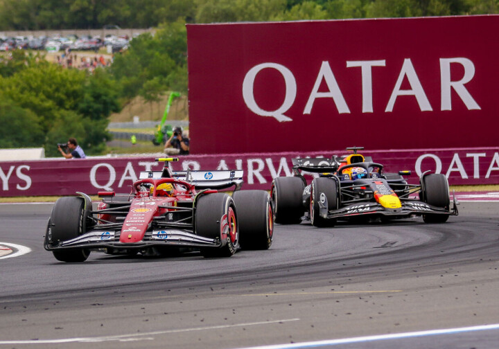 Lewis Hamilton i duell mot Max Verstappen under Ungarn Grand Prix.