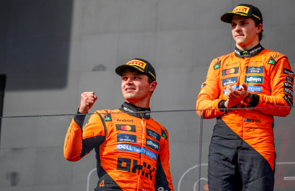 Lando Norris feirer seier over Oscar Piastri i årets Ungarn Grand Prix. Et år tidligere var det her sagaen om papaya rules startet.