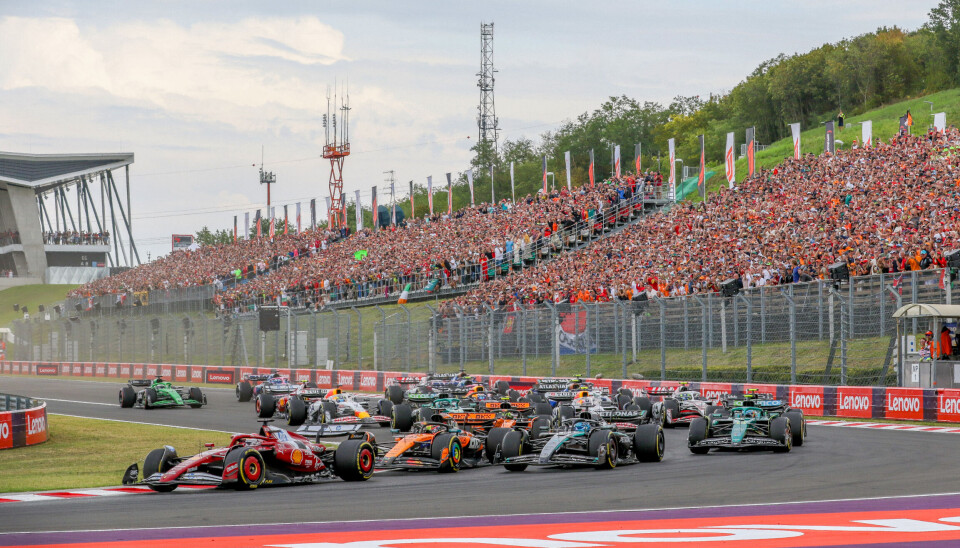 Intens start på Ungarn Grand Prix 2025 på Hungaroring. Charles Leclerc i pole position, hvor Oscar Piastri var best plassert av McLaren-førerne. Men til syvende og sist var det Lando Norris som traff på både tempo, strategi og ikke minst vant den interne McLaren-duellen helt på tampen av løpet.