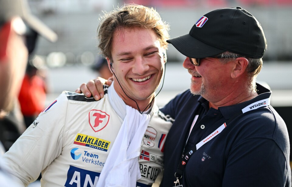 Dennis Hauger, her med pappa Tom Erik.
