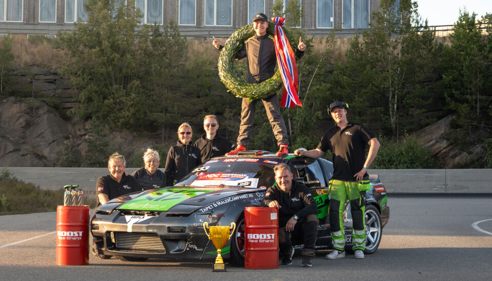 Med et solid team i ryggen ble det et imponerende NM-gull i drifting til Sandefjord-gutten Edward Alexander Husa (18) tidligere i sommer. Nå skal han virkelig få målt krefter mot noen av verdens beste utøvere i hans kategori.