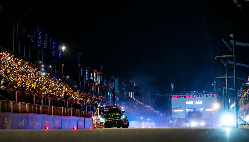 Få andre verdensregioner har et mer entusiastisk rallypublikum enn Sør-Amerika, og hjemmefansen i Paraguay skuffet ikke. Og Oliver Solberg brukte ikke lang tid på å bli en virkelig favoritt hos folket. Her fra åpningsseremonien torsdag kveld, hvor de fikk et sjeldent lovlig unntak for å gjøre piruetter.
