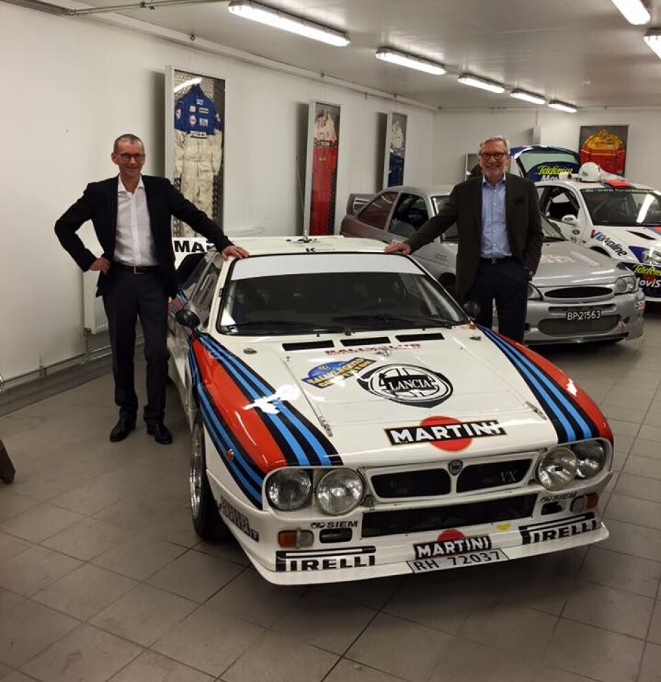 Erik Pedersen og Valter Chr. Jensen med deres nevnte Lancia i Valters helt unike underjordiske verksted, eller museum om du vil, der han hadde flere av sine ikoniske rallybiler stående. Bildet er forøvrig tatt av en annen rallylegende, Rolf-Ingar Schou, som var Eriks første faste rallyfører over mange år.