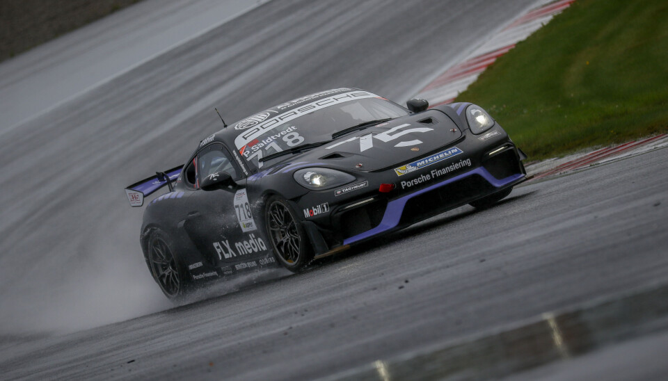 Peder Saltvedt i aksjon under Porsche Sprint Challenge Scandinavia på Rudskogen Motorsenter.