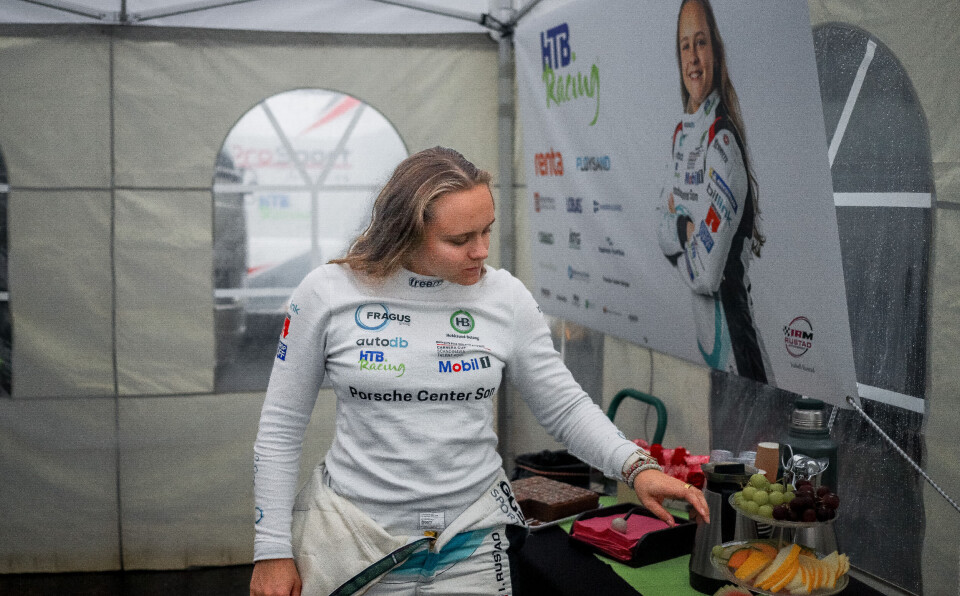 Årets store høydepunkt for Isabell Rustad er alltid å kjøre på hjemmebane, denne gang for første gang i toppklassen med GT3 Cup-bil og attpåtil i tidvis sprutende regnvær. Nå har hun siktet innstilt både på den kommende sesongfinalen, og mot forlenget tid innenfor militærleirens porter.