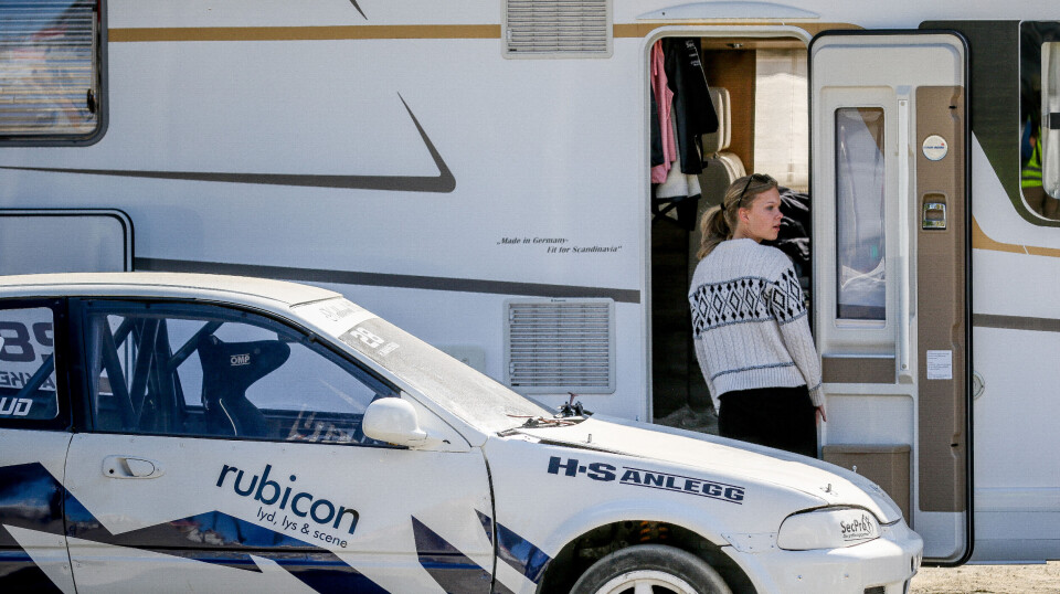 Helene Nakkerud sammen med bilen hun egentlig skal bruke. Spørsmålet er når den kommer i stand, selv om håpet er å bli klar til helgen.