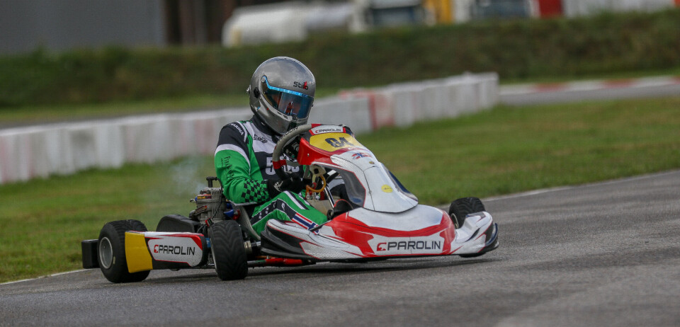 Det lønner seg sjeldent å kjøre sidelengs med gokart, og på det våte underlaget på Vålerbanen var det godt at driftingfører Edward Alexander Husa hadde instinktene godt vedlike for å kontrollere et kjøretøy som kommer ut av kontroll.