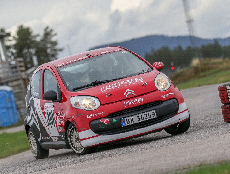 B Zero var nytt innslag for året under Bilsporttalentet, og til tross for motorsvake biler virket det som utøverne satte pris på denne øvelsen. Her med Petter Johnsen Fuglestveit bak roret.